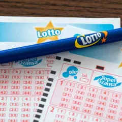 Ołówek na kuponach Lotto. Marzenie o tym, jak trafić 7 liczb w Multi Multi, zaczyna się od zaznaczenia pól.