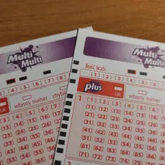 Dwie zdrapki lotto Multi Multi, z zaznaczonymi polami. Szansa na wygraną to multi multi prawdopodobieństwo.