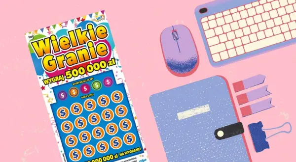 Zdrapka "Wielkie Granie" z szansą na 500 000 zł. Czy to klucz, jak wygrac w zdrapki? Obok klawiatura, myszka i notatnik.