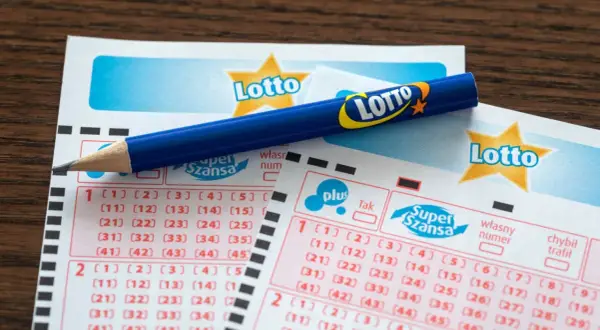 Ołówek na kuponach Lotto. Marzenie o tym, jak trafić 7 liczb w Multi Multi, zaczyna się od zaznaczenia pól.