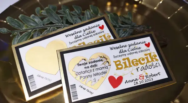 Złote zdrapki na wesele "Bilecik radości" z zadaniami dla gości. Idealny sposób, jak dać zdrapki na wesele, by zapewnić mnóstwo śmiechu i zabawy!