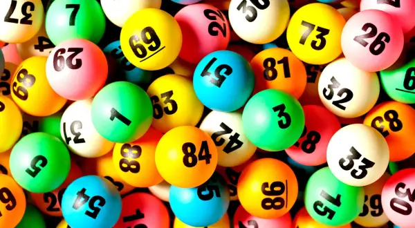 Kolorowe kulki z numerami, jak te do gry, mogą sugerować, czy w zdrapki lotto można grać online.