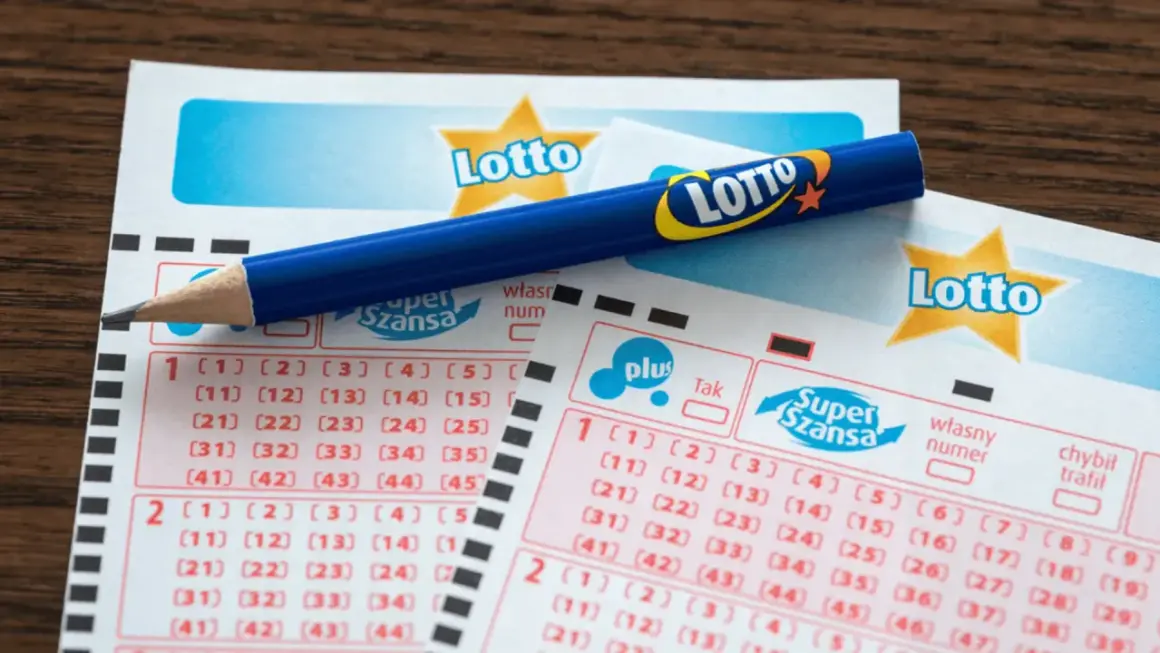 Ołówek i kupony Lotto, gotowe do zaznaczenia liczb. Poznaj multi multi plus zasady i spróbuj swojego szczęścia!