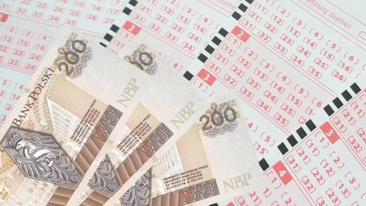 Pieniądze i kupony lotto. Zastanawiasz się, ile wynosi okres reklamacyjny w keno i szybkie 600? Sprawdź zasady gry.